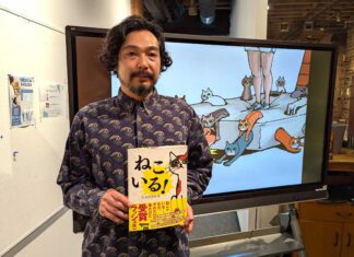 「お笑いの発想を絵本に」絵本作家 田中光さんバンクーバーでワークショップ 自作絵本を持って。田中光さん。2025年6月29日、バンクーバー市。撮影 三島直美/日加トゥデイ