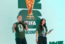 北中米W杯2026組み合わせ抽選会、開催都市バンクーバーでも注目 進行役のシンクレアさん(左)。2025年12月5日、バンクーバー市。Photo by Koichi Saito/Japan Canada Today