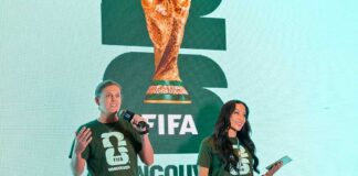 北中米W杯2026組み合わせ抽選会、開催都市バンクーバーでも注目 進行役のシンクレアさん(左)。2025年12月5日、バンクーバー市。Photo by Koichi Saito/Japan Canada Today