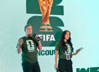 北中米W杯2026組み合わせ抽選会、開催都市バンクーバーでも注目 進行役のシンクレアさん(左)。2025年12月5日、バンクーバー市。Photo by Koichi Saito/Japan Canada Today