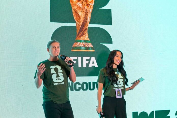 進行役のシンクレアさん（左）。2025年12月5日、バンクーバー市。Photo by Koichi Saito/Japan Canada Today