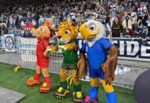 FIFAワールドカップ2026、バンクーバーとトロントでの試合日程決定 FIFA2026W杯北中米大会マスコット。BCプレースに現れる。左から、Maple(カナダ)、Zayu(メキシコ)、Clutch(アメリカ)。2025年10月18日、BCプレース。撮影 斉藤光一/日加トゥデイ