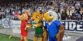 FIFAワールドカップ2026、バンクーバーとトロントでの試合日程決定 FIFA2026W杯北中米大会マスコット。BCプレースに現れる。左から、Maple(カナダ)、Zayu(メキシコ)、Clutch(アメリカ)。2025年10月18日、BCプレース。撮影 斉藤光一/日加トゥデイ