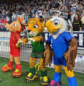 2026年W杯開幕まで1週間、バンクーバーとトロントでも盛り上がりをみせる FIFA2026W杯北中米大会マスコット。BCプレースに現れる。左から、Maple(カナダ)、Zayu(メキシコ)、Clutch(アメリカ)。2025年10月18日、BCプレース。撮影 斉藤光一/日加トゥデイ