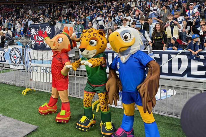 2026-World-Cup-Mascots_Oct-18-2025 FIFA2026W杯北中米大会マスコット。BCプレースに現れる。左から、Maple(カナダ)、Zayu(メキシコ)、Clutch(アメリカ)。2025年10月18日、BCプレース。撮影 斉藤光一/日加トゥデイ