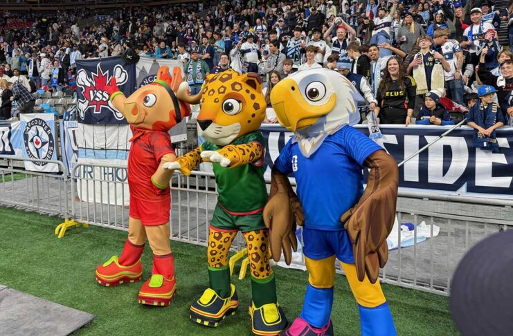 FIFAワールドカップ2026、バンクーバーとトロントでの試合日程決定 FIFA2026W杯北中米大会マスコット。BCプレースに現れる。左から、Maple(カナダ)、Zayu(メキシコ)、Clutch(アメリカ)。2025年10月18日、BCプレース。撮影 斉藤光一/日加トゥデイ