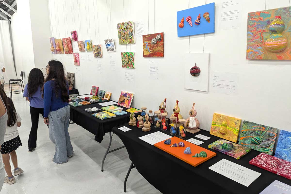 展示会場の様子。多くの人が作品を鑑賞していた。2025年9月1日、バンクーバー市。撮影 三島直美/日加トゥデイ