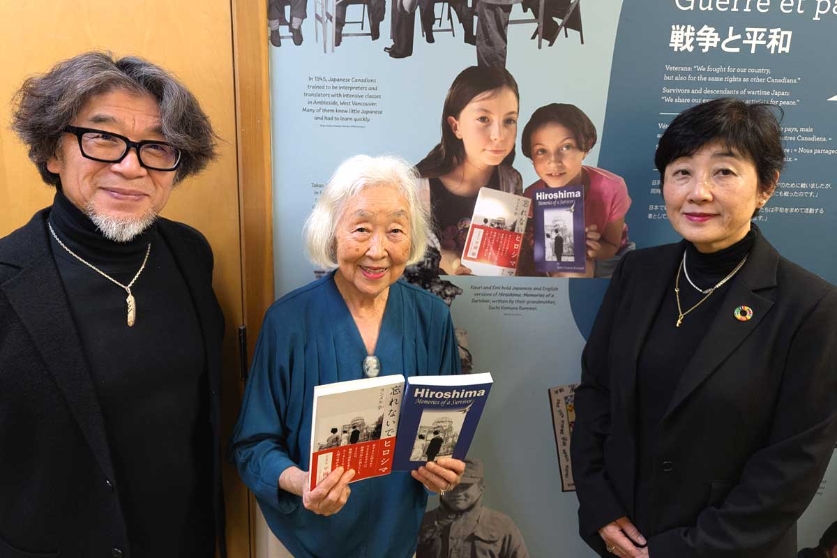 会場となった日系文化センター・博物館で。左から、金谷さん、在バンクーバーの被爆者ランメル幸さん、鈴木さん。2025年11月22日、バーナビー市。撮影：日加トゥデイ