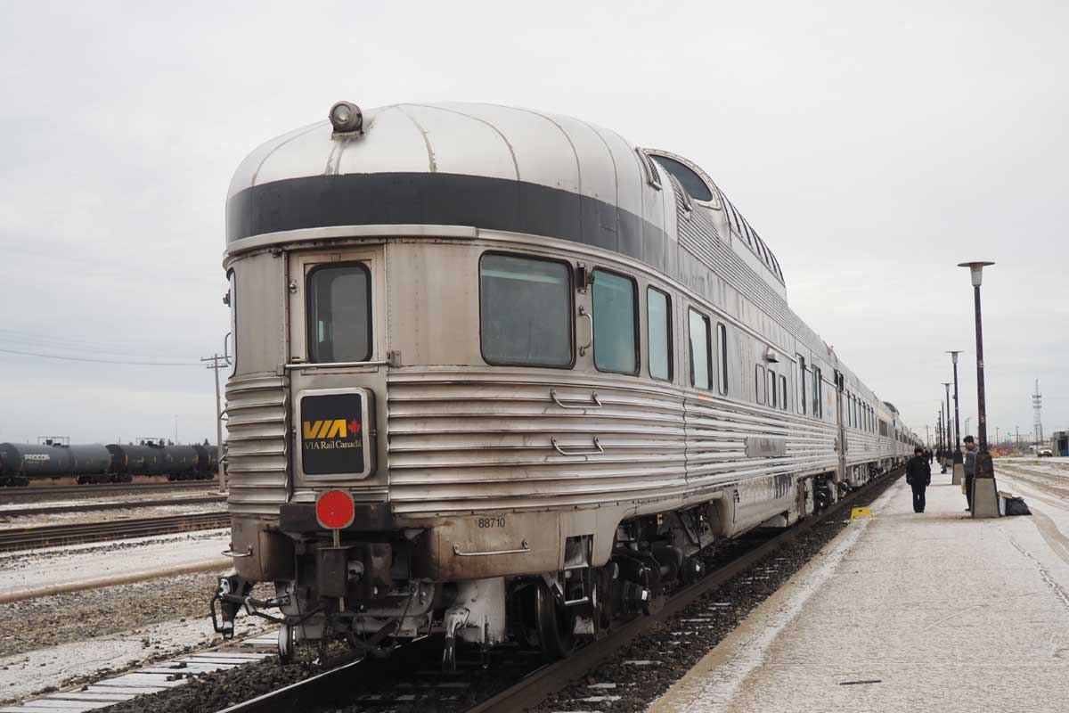 西部サスカチワン州のサスカチューン駅に停車中のVIA鉄道カナダの夜行列車「カナディアン」(2023年12月、大塚圭一郎撮影)