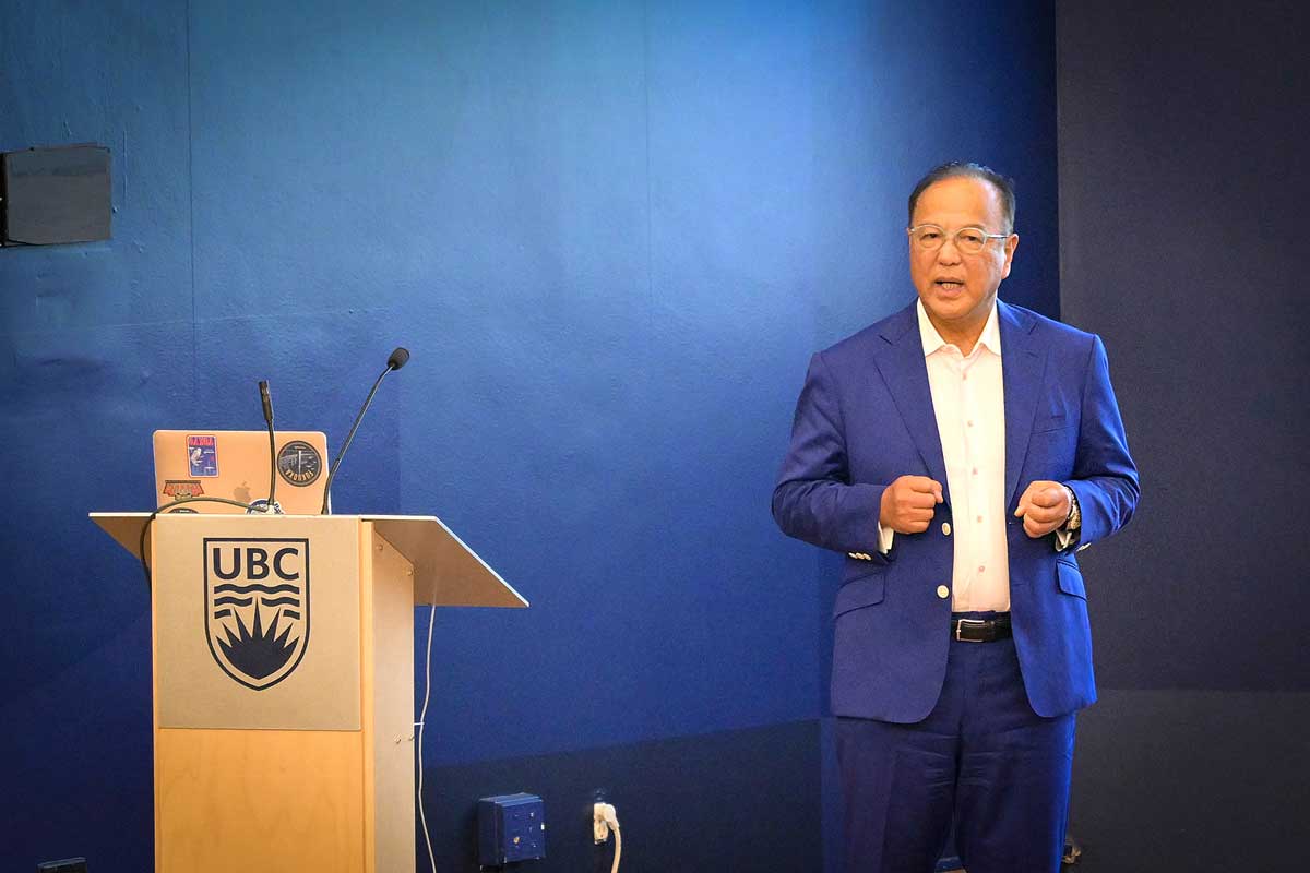 講演中の岡田誠司氏。2025年8月7日、バンクーバー市。写真　斉藤光一／バンクーバー日本商工会