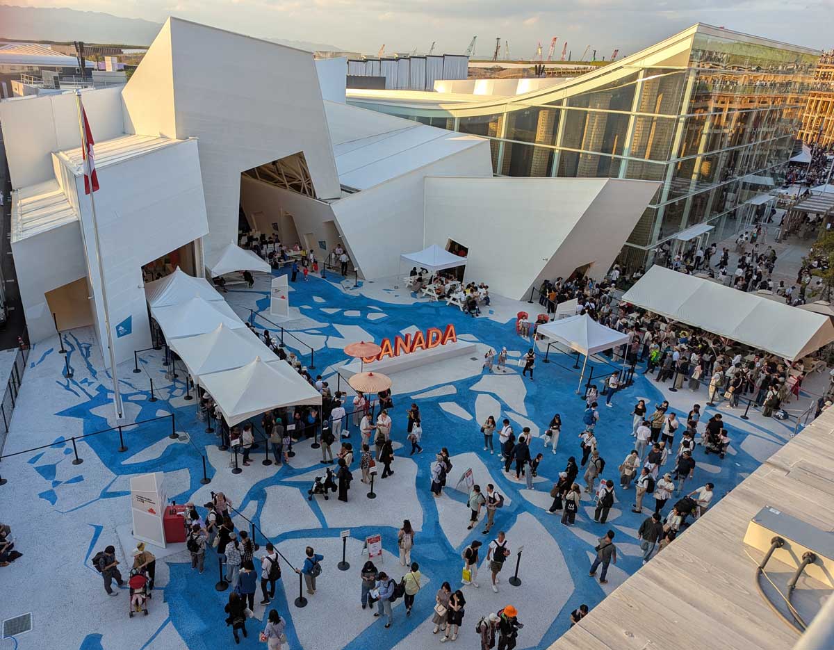 大屋根リングから見たカナダ館。「再生」をテーマにした美しいデザインのパビリオン。左の列は館内への入り口、右の列はプーティンなどが楽しめるレストランへの入り口。2025年10月7日、大阪市。撮影　三島直美／日加トゥデイ