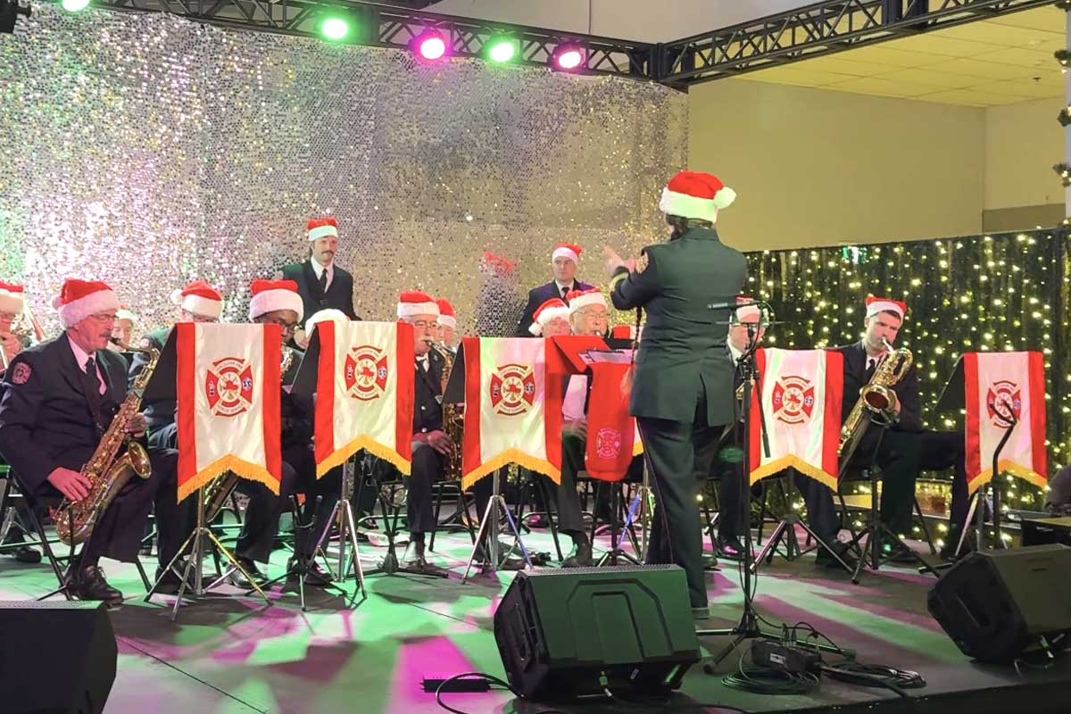 Vancouver Fire & Rescue Services Bandによる演奏。2025年11月26日、サレー市。撮影：田上麻里亜