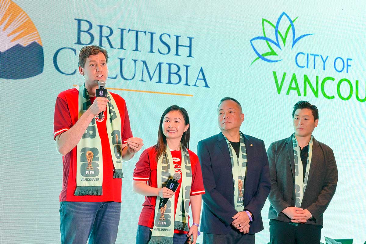 あいさつするBC州イービー州首相（左）と、カン大臣（左から2番目）、バンクーバー市議2人。2025年12月5日、バンクーバー市。Photo by Koichi Saito/Japan Canada Today