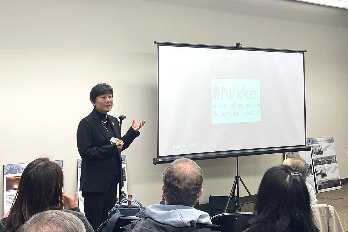 自身と家族の体験を語り、世代を越えて記憶を継承する意義を伝えるカオルさん。2025年11月22日、バーナビー市。撮影：田上麻里亜