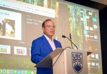 岡田誠司氏インタビュー「40年の外交官時代を振り返り次世代に伝える」 スライドや写真を使って話す岡田誠司氏。2025年8月7日、バンクーバー市。写真 斉藤光一/バンクーバー日本商工会