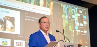 岡田誠司氏インタビュー「40年の外交官時代を振り返り次世代に伝える」 スライドや写真を使って話す岡田誠司氏。2025年8月7日、バンクーバー市。写真 斉藤光一/バンクーバー日本商工会