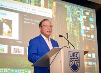 岡田誠司氏インタビュー「40年の外交官時代を振り返り次世代に伝える」 スライドや写真を使って話す岡田誠司氏。2025年8月7日、バンクーバー市。写真 斉藤光一/バンクーバー日本商工会