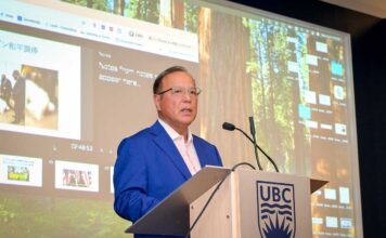 岡田誠司氏インタビュー「40年の外交官時代を振り返り次世代に伝える」 スライドや写真を使って話す岡田誠司氏。2025年8月7日、バンクーバー市。写真 斉藤光一/バンクーバー日本商工会