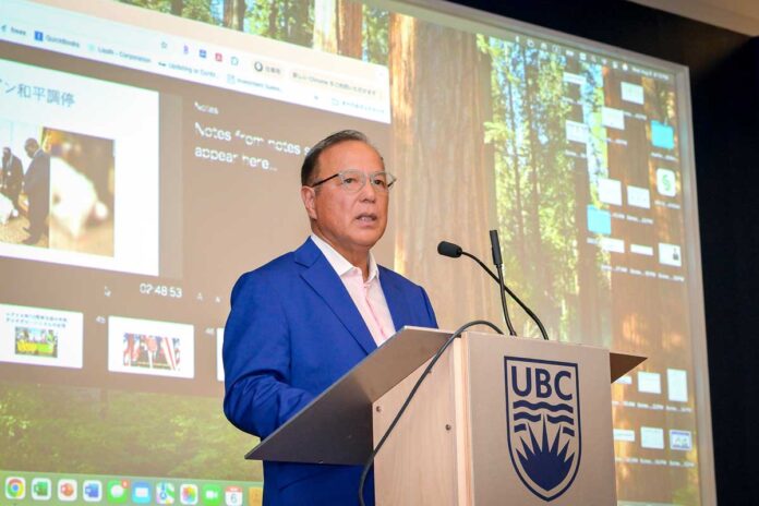 スライドや写真を使って話す岡田誠司氏。2025年8月7日、バンクーバー市。写真　斉藤光一／バンクーバー日本商工会
