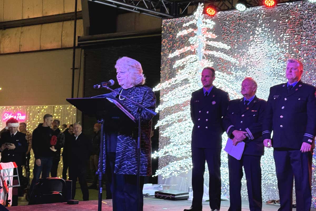 火傷基金の寄付金贈呈式に登壇したサレー市ブレンダ・ロック市長。2025年11月26日、サレー市。撮影：田上麻里亜