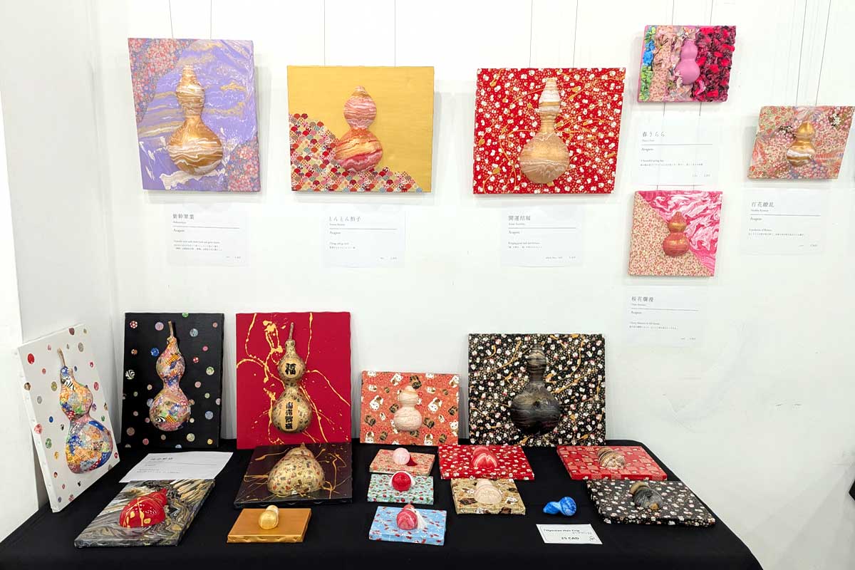 和紙とマーブリングを融合させた作品。2025年9月1日、バンクーバー市。撮影 三島直美/日加トゥデイ