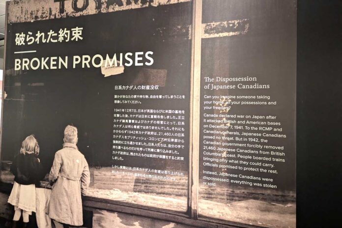 「Broken Promises 破られた約束」のパネル。2025年10月2日、横浜市。撮影　三島直美