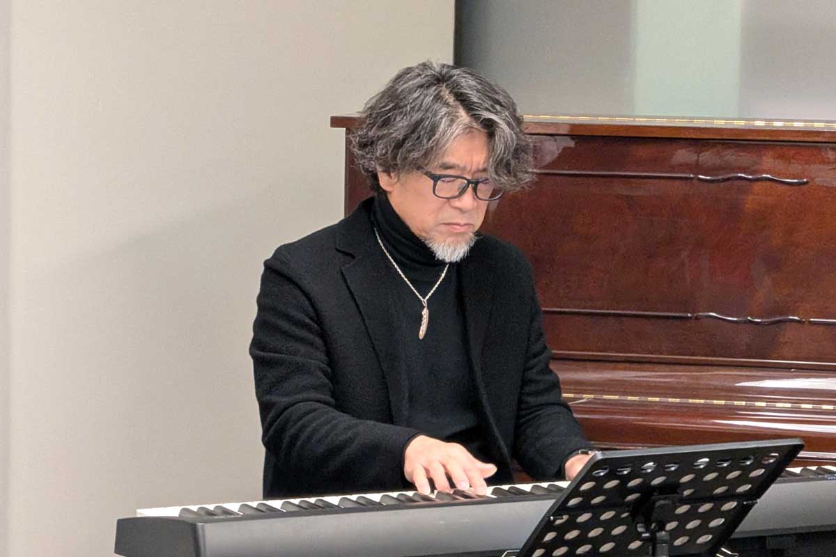 映画楽曲などを生演奏する金谷康佑さん。美しいピアノの音に、観客は息をのむように静まり、作品の余韻を楽しんだ。2025年11月22日、バーナビー市。撮影：日加トゥデイ