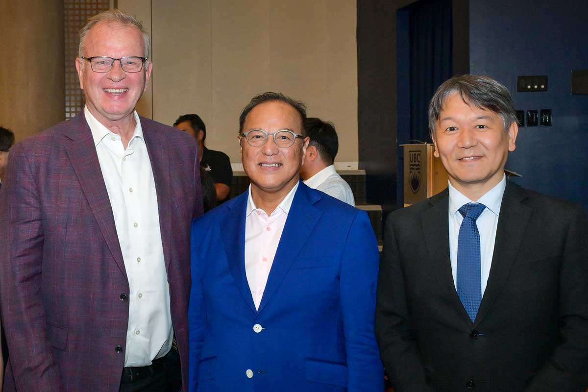 バンクーバー総領事時代から親しくしていたブリティッシュ・コロンビア州元議員ラルストン氏（左）と岡田氏（中央）、髙橋良明バンクーバー総領事（右）。2025年8月7日、バンクーバー市。写真　斉藤光一／バンクーバー日本商工会