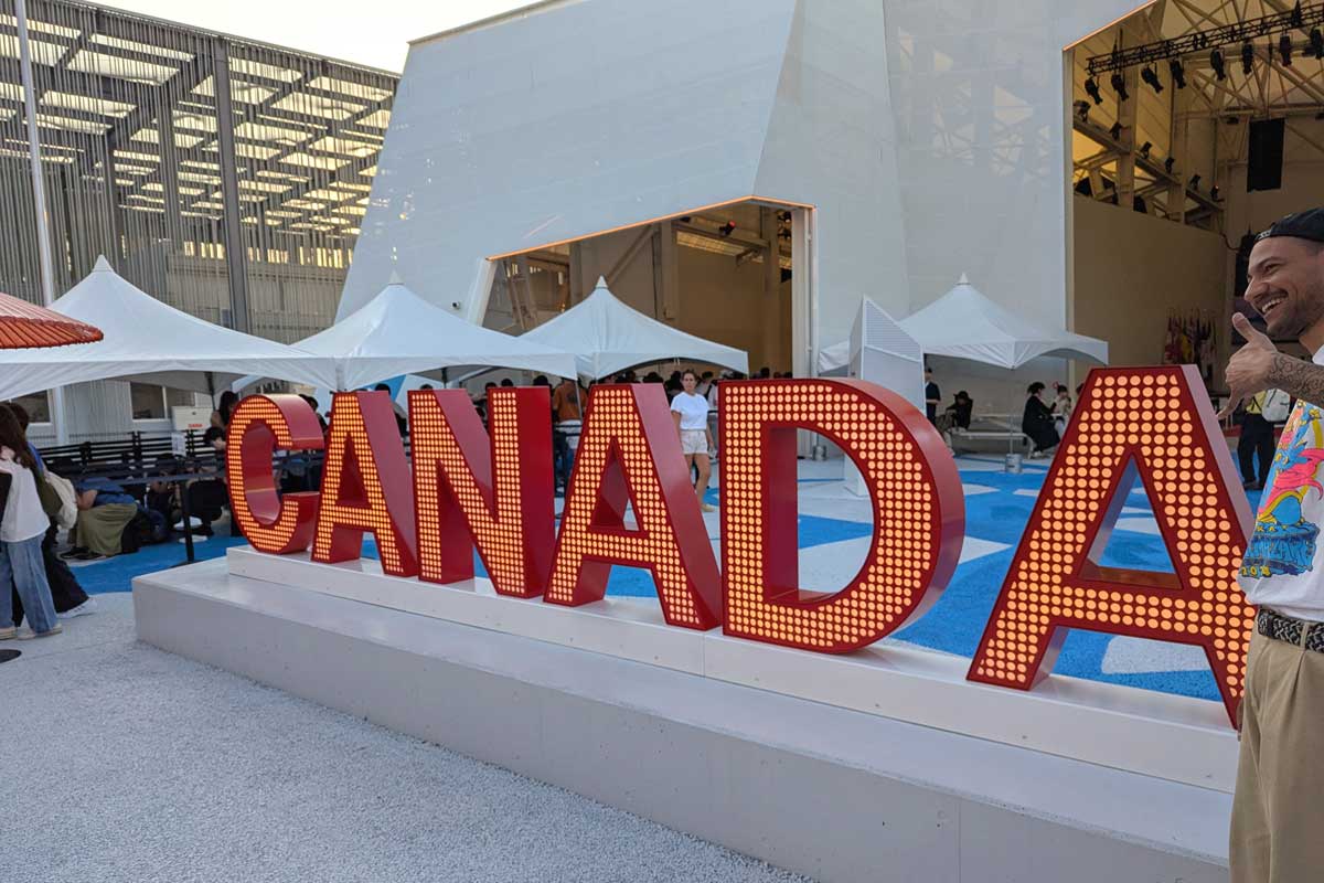 カナダ館の前にある大きな「CANADA」の前で記念撮影。2025年10月7日、大阪市。撮影　三島直美／日加トゥデイ