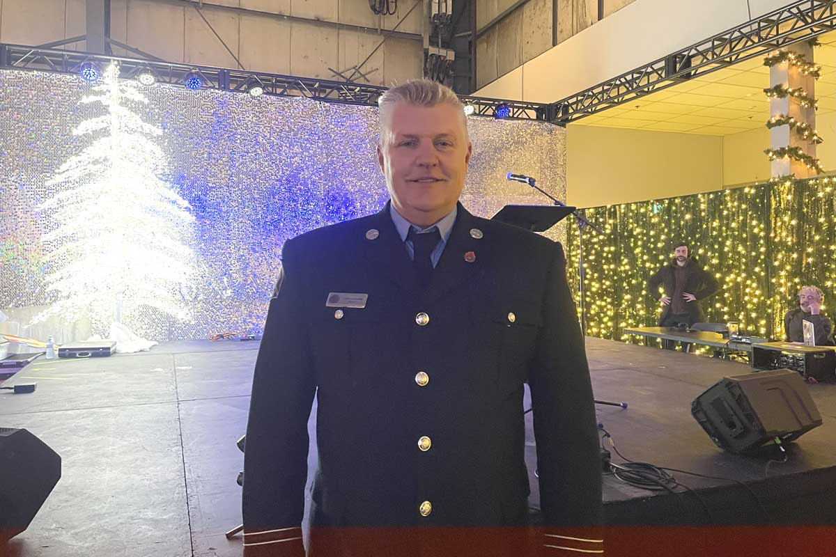 火傷基金（BC Professional Fire Fighters’ Burn Fund）のトッド・シアリング会長。開幕式のステージ前で。2025年11月26日、サレー市。撮影：田上麻里亜