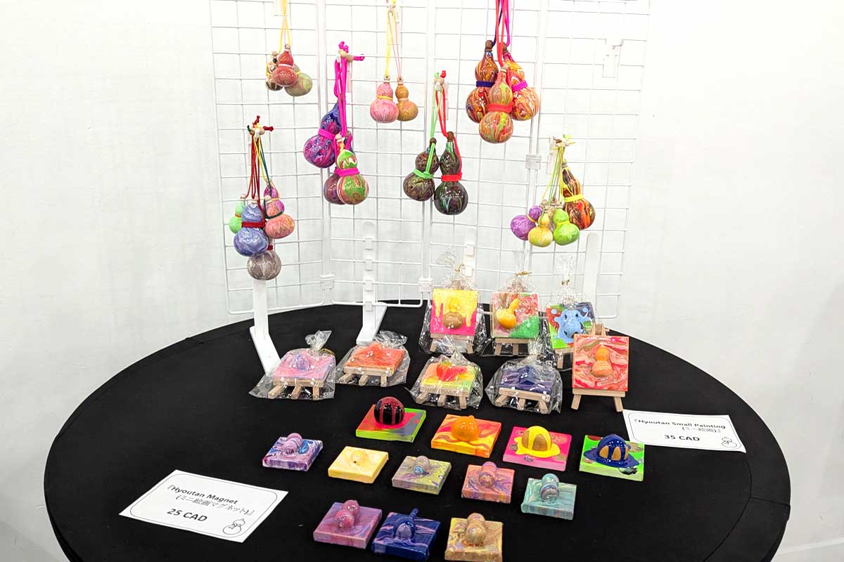 小さいひょうたんを使った作品。2025年9月1日、バンクーバー市。撮影 三島直美/日加トゥデイ