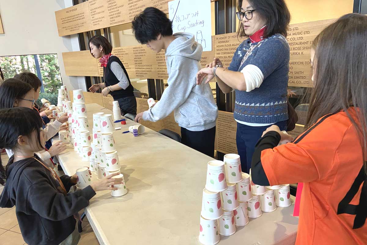 「カップつみ」。積んだカップの数を数えるのも日本語の練習。2025年11月30日、バーナビー市。撮影　宗圓由佳／日加トゥデイ