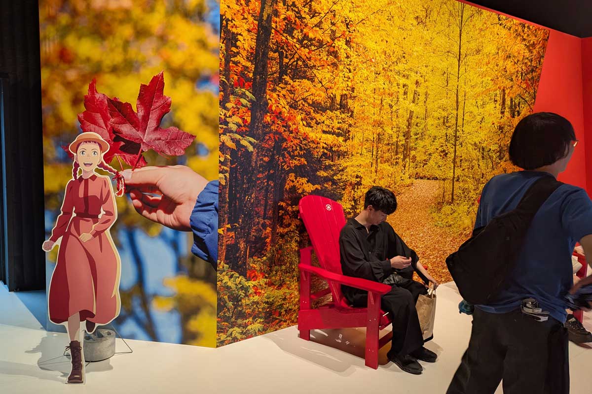 出口手前の秋のカナダと赤毛のアン。2025年10月7日、大阪市。撮影　三島直美／日加トゥデイ