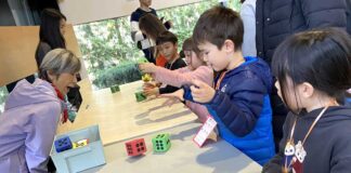 「『の』の字さがし」から「紙ひこうきとばし」まで、「JALTAチャレンジ」開催される 「ゾロ目出し」。1組でも多くゾロ目を出そうとがんばってサイコロを振る子どもたち。2025年11月30日、バーナビー市。撮影 宗圓由佳/日加トゥデイ