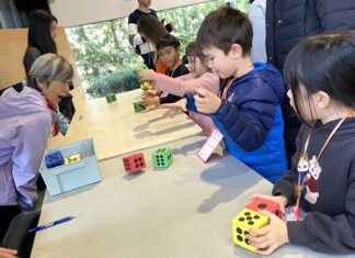 「『の』の字さがし」から「紙ひこうきとばし」まで、「JALTAチャレンジ」開催される 「ゾロ目出し」。1組でも多くゾロ目を出そうとがんばってサイコロを振る子どもたち。2025年11月30日、バーナビー市。撮影 宗圓由佳/日加トゥデイ