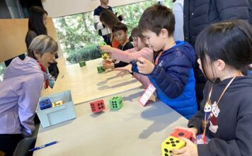 「『の』の字さがし」から「紙ひこうきとばし」まで、「JALTAチャレンジ」開催される 「ゾロ目出し」。1組でも多くゾロ目を出そうとがんばってサイコロを振る子どもたち。2025年11月30日、バーナビー市。撮影 宗圓由佳/日加トゥデイ