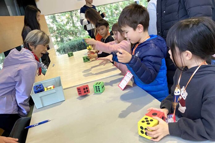 「ゾロ目出し」。1組でも多くゾロ目を出そうとがんばってサイコロを振る子どもたち。2025年11月30日、バーナビー市。撮影　宗圓由佳／日加トゥデイ
