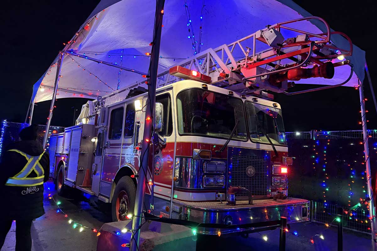 ライトで装飾された消防車。ブライトナイトを支える消防士たちの存在を象徴する展示となっている。2025年11月26日、サレー市。撮影：田上麻里亜