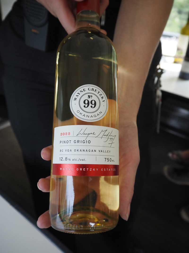 ウェイン・グレツキー・ナンバー99の2022年産の白ワイン「ピノ・グリジオ」のラベル(2024年8月、アルバータ州で。大塚圭一郎撮影)
