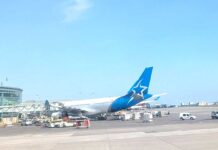 エアトランザット、パイロット組合が12月10日からストライキが可能に バンクーバー空港に駐機中のAir Transat機。2025年7月4日。撮影 日加トゥデイ