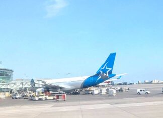 エアトランザット、パイロット組合が12月10日からストライキが可能に バンクーバー空港に駐機中のAir Transat機。2025年7月4日。撮影 日加トゥデイ