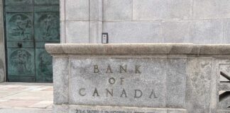 カナダ銀行金利据え置き、インフレ率安定と失業率改善で カナダ銀行入り口。2025年4月2日、オンタリオ州オタワ市。撮影 日加トゥデイ