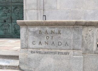 カナダ銀行金利据え置き、インフレ率安定と失業率改善で カナダ銀行入り口。2025年4月2日、オンタリオ州オタワ市。撮影 日加トゥデイ