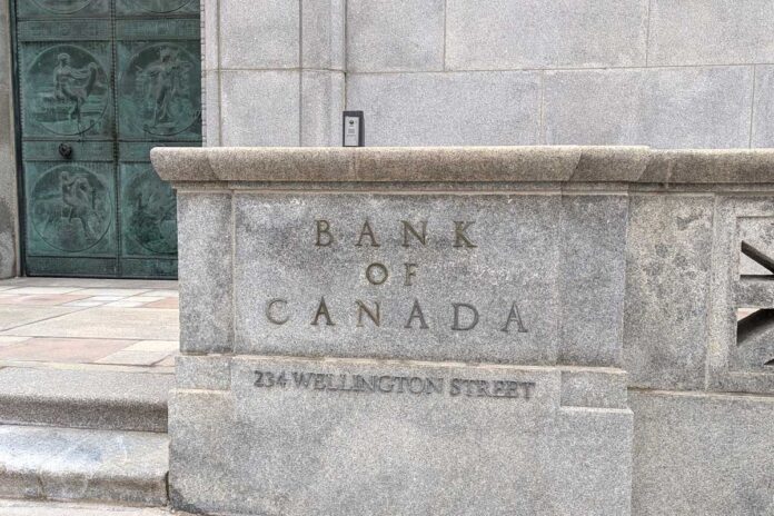 カナダ銀行入り口。2025年4月2日、オンタリオ州オタワ市。撮影　日加トゥデイ