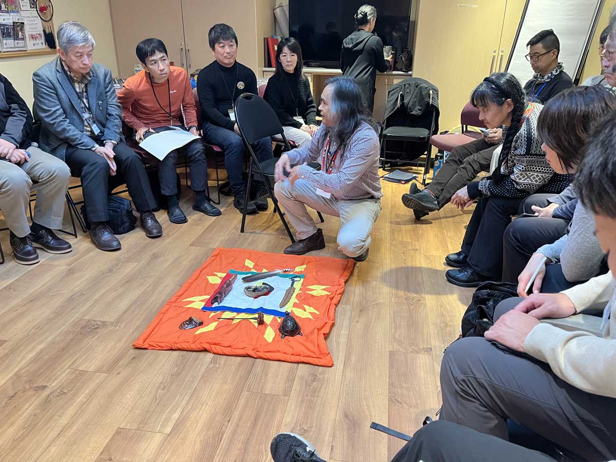 先住先住民長老を中心にトラウマインフォームドケアの研修をする模様。2025年11月22日。撮影 AK Jump Educational Consulting Inc.