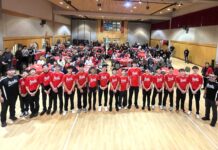 2026年「朝日」新年会 来年のジャパンツアーに向けて始動 真っ赤なユニフォームをまとった選手たちを、家族や関係者が囲んだ。2026年1月11日、バーナビー市。撮影:田上麻里亜