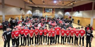 2026年「朝日」新年会 来年のジャパンツアーに向けて始動 真っ赤なユニフォームをまとった選手たちを、家族や関係者が囲んだ。2026年1月11日、バーナビー市。撮影:田上麻里亜