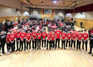 2026年「朝日」新年会 来年のジャパンツアーに向けて始動 真っ赤なユニフォームをまとった選手たちを、家族や関係者が囲んだ。2026年1月11日、バーナビー市。撮影:田上麻里亜