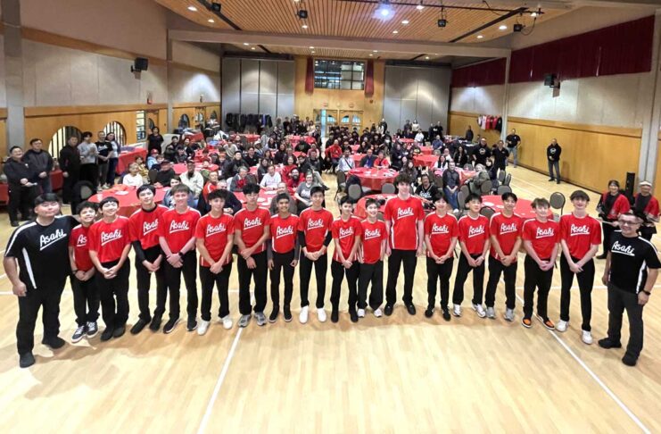 2026年「朝日」新年会 来年のジャパンツアーに向けて始動 真っ赤なユニフォームをまとった選手たちを、家族や関係者が囲んだ。2026年1月11日、バーナビー市。撮影:田上麻里亜