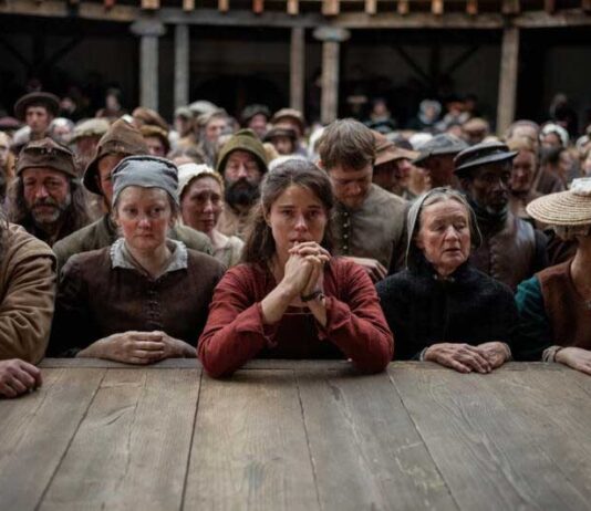 喪失と創作をめぐる静かな愛の物語『Hamnet(邦題:ハムネット)』(クロエ・ジャオ監督) Jessie Buckley stars as Agnes and Joe Alwyn as Bartholomew in director Chloé Zhao’s HAMNET Credit Agata Grzybowska / © 2025 FOCUS FEATURES LLC. ALL RIGHTS RESERVED.